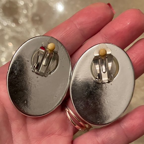 Elegant Glittering Oval Earrings - Picture 3 of 4